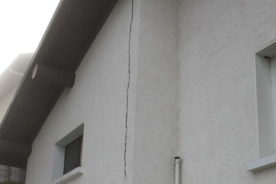 3. Langin : fissuration suite a affaissement de terrain 3. Langin : fissuration suite a affaissement de terrain