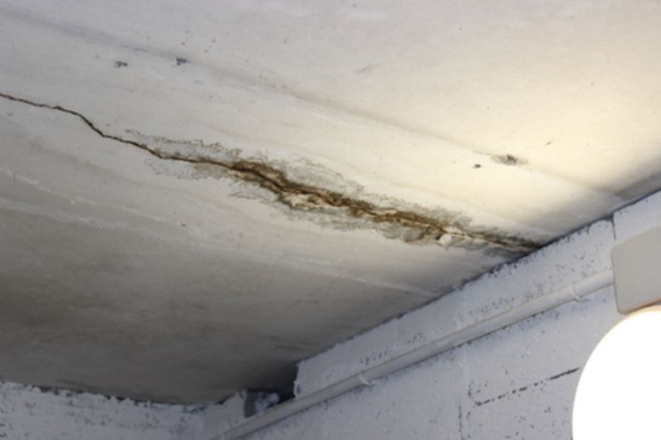 6. Thonon : Fissuration de dalle avec passage d'eau 6. Thonon : Fissuration de dalle avec passage d'eau